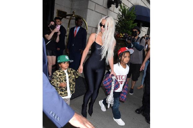 …zog die Dienste einer Leihmutter heran. Zwei ihrer Kinder mit Kanye West brachte sie selbst auf die Welt, doch wegen Komplikationen rieten Ärzte von weiteren Schwangerschaften ab. Tochter Chicago und ...
