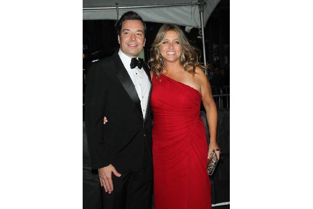 Talker Jimmy Fallon und seine Frau Nancy hofften mehrere Jahre auf Nachwuchs, bis sie schließlich ihre erste Tochter von einer anderen Frau austragen ließen. Das lief so gut, dass sie es gleich noch einmal machten, mit der gleichen Ersatzmutter.