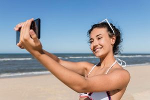 Hitze, Sand und Wasser: Smartphone-Schutz in der Sommerzeit