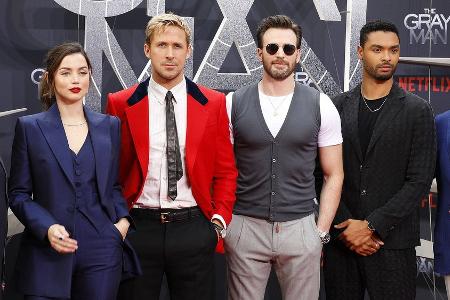 Ryan Gosling und Chris Evans: Kuriose Outfits bei Berlin-Premiere