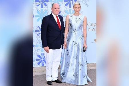 Fürstin Charlène von Monaco verzaubert in eisblauer Blumen-Robe