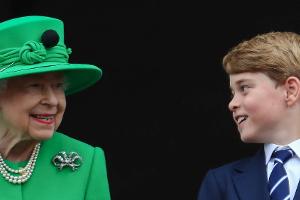 So gratuliert die Queen Prinz George zum Geburtstag