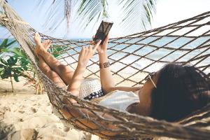 Mit dem Smartphone auf Reisen: Das sollten Sie beachten