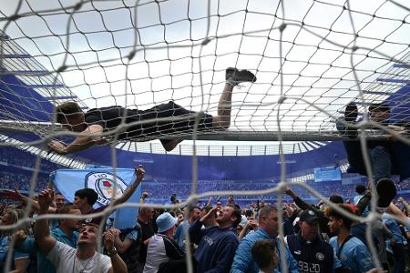 England: Härtere Strafen für Platzsturm und Pyrotechnik