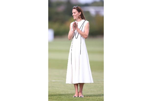 …schluchzend auf ihren Traumprinzen zu warten, begann Kate plötzlich, Spaß zu haben: Keine Party ohne die Verlassene. Zum ersten Mal stand nicht William im Mittelpunkt sondern sie. Der künftige König ...