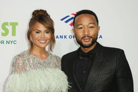 Chrissy Teigen und John Legend lernten sich beim Videodreh für einen seiner Songs kennen, und schon kurz darauf ging sie mit ihm auf Tour. Dort war der Sänger allerdings mega-gestresst und gesundheitlich angeschlagen, und er beendete die Beziehung.