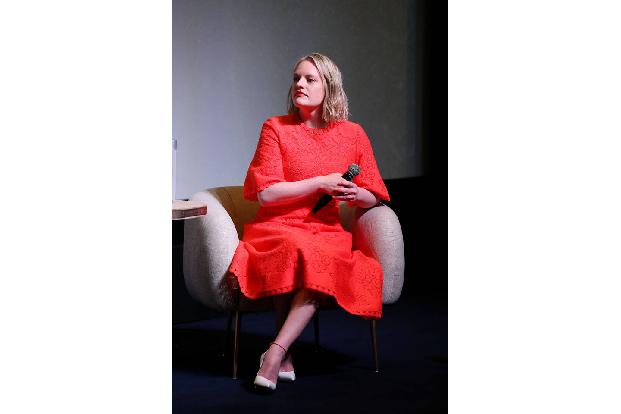 Elizabeth Moss ist noch einen Schritt weiter: 'Shining Girls' lässt sich Apple TV+ 1,1 Millionen Gage für die Hauptdarstellerin kosten.