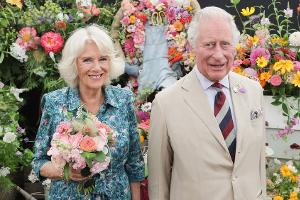 Prinz Charles und Herzogin Camilla strahlen bei Blumen-Ausstellung