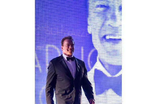 ...vor Studenten der University of California hielt. Als er ihnen vorrechnete, dass er mit nur sechs Stunde Schlaf auskäme, protestierte einer der Studenten, das reiche ihm nicht. „Dann schlaf schneller!“ riet ihm Arnold Schwarzenegger.