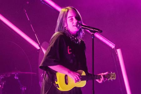 Billie Eilish überrascht Fans mit spontanem Mini-Konzert