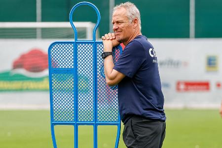 'Trainer des Jahres': Die Top 10 zum Durchklicken - Christian Streich vom SC Freiburg ist zu Deutschlands 'Trainer des Jahres' gewählt worden. Bei der vom 'kicker' unter den Mitgliedern des Verbandes Deutscher Sportjournalisten (VDS) durchgeführten Wahl belegte Streich mit großem Abstand Platz eins. Weit abgeschlagen im Ranking landete Bayern-Trainer Julian Nagelsmann. Die Top 10 zum Durchklicken: