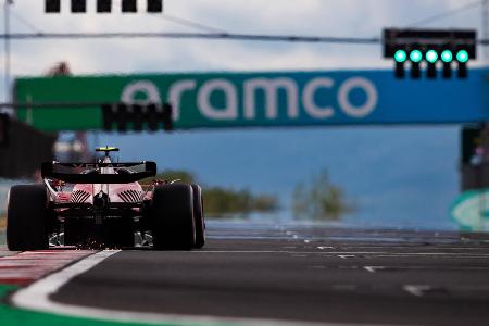 Noten und Einzelkritik zum Großen Preis von Ungarn - Das letzte Formel-1-Rennen vor der Sommerpause findet in Max Verstappen seinen verdienten Sieger. Der von Platz 10 gestartete Niederländer deklassiert in Ungarn seine Konkurrenz und macht mit dem Sieg das Unmögliche möglich. Für Ferrari und Charles Leclerc ist es ein rabenschwarzer Tag. Alle F1-Stars in der Einzelkritik: