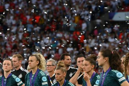 Kabinenbesuch des Kanzlers: Scholz baut DFB-Frauen auf