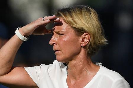 Die Entscheidung des Videobeweises, bei einem Handspiel der Engländerinnen in der ersten Spielhälfte keinen Elfer zu geben, kritisierte die Trainerin jedoch nach dem Abpfiff: 