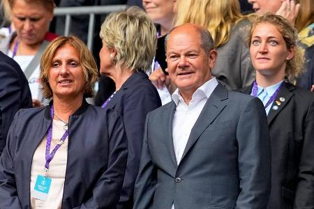 Kanzler Olaf Scholz tröstet DFB-Team nach Endspiel in der Kabine