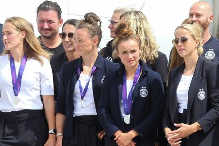 DFB-Frauen von Tausenden Fans begeistert empfangen