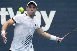 Koepfer kämpft sich in Washington in Runde zwei