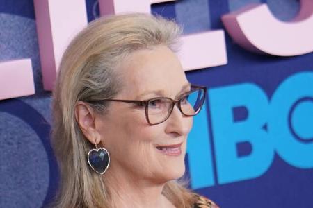 …Meryl Streep natürlich altern, die mit ihren 73 Jahren schon aus Erfahrung sprechen kann, wenn sie erklärt, es sei immer wieder verstörend, wenn sie Schauspieler*innen anschaue, die Beauty-Eingriffe ...