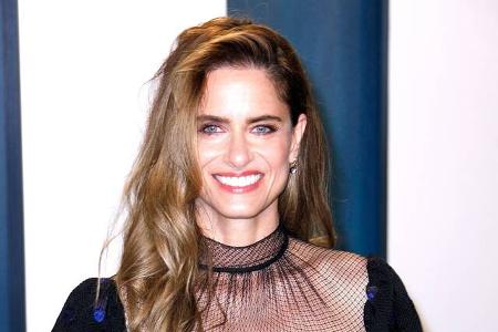 …Schauspielerin Amanda Peet (50) an, die zwar zugibt, eitel zu sein, aber noch keine invasiven Eingriffe vornehmen ließ. 