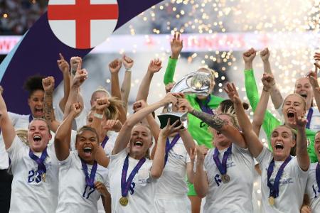 Europameisterinnen fordern Fußball für alle Schülerinnen