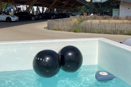 Tesla Ladepunkt Hilden Auszeichnung Roland Schüren