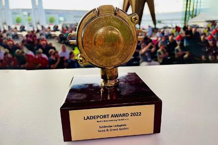 Tesla Ladepunkt Hilden Auszeichnung Roland Schüren