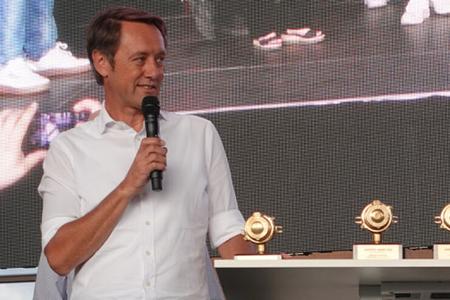 Tesla Ladepunkt Hilden Auszeichnung Roland Schüren