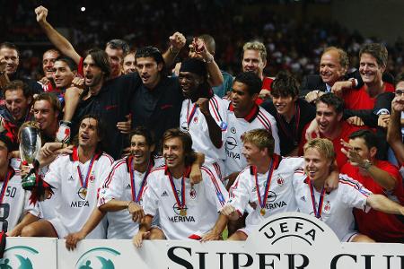 2003: AC Milan - FC Porto (1:0) - <p>Torarm ist das Finale im Jahr 2003. Gegen den FC Porto reicht dem AC Milan ein Kopfball-Tor von Andriy Shevchenko aus der zehnten Spielminute. Damit siegt Carlo Ancelotti gegen einen damaligen Emporkömmling der Trainer-Gilde, José Mourinho. Der Portugiese wird mit dem FC Porto dennoch eine überragende Saison feiern können und am Ende der Saison 2003/04 die Königsklasse gewinnen.</p>