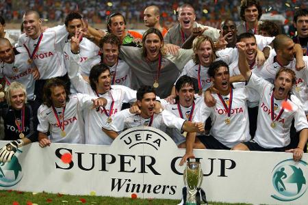 2004: FC Porto - FC Valencia (1:2) - <p>Der FC Porto, diesmal amtierender Champions-League-Sieger, hat im Supercup wieder einmal das Nachsehen. Auf die 2:0-Führung des FC Valencia kann Ricardo Quaresma für die 'Drachen' zwar antworten, für den Sieg reicht es am Ende aber nicht.</p><p> </p>