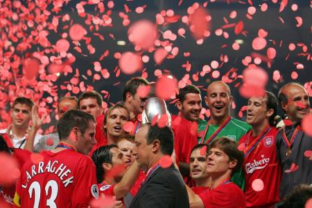 2005: Liverpool - CSKA Moksau (3:1 n.V.) - <p>Das Champions-League-Finale von 2004 zwischen Liverpool und den AC Milan ist eines der denkwürdigsten der jüngeren Geschichte. Immerhin drehen die Reds einen 0:3-Rückstand und gewinnen im Elfmeterschießen. Im folgenden Supercup-Finale gegen Moskau gelingen ebenfalls drei Treffer. Da den Russen nur ein Tor vergönnt ist, schnappt sich das Team von Rafa Benítez den Titel.</p>