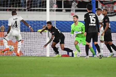 2022: Real Madrid - Eintracht Frankfurt (2:0) - Der UEFA Super Cup 2022 findet zwischen Champions-League-Sieger Real Madrid und Europa-League-Gewinner Eintracht Frankfurt fand in Helsinki statt. In einer spannenden Partie setzte sich Real am Ende deutlich mit 2:0 gegen den Bundesligisten durch. Ex-Bayern-Star David Alaba und Karim Benzema trafen für die Königlichen.