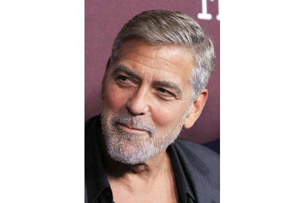 George Clooney soll angeblich rund fünf Millionen Dollar pro Jahr dafür bekommen, dass er entspannt Nescafé schlürft — und das macht er schon seit 2006. Mit dem Geld finanziert er unter anderem Projekte in Afrika.