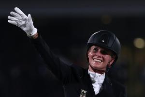 Olympiasiegerin von Bredow-Werndl bringt Tochter zur Welt