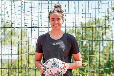 Studie von Ex-Nationalspielerin: Zwischen Stadion und Arbeit