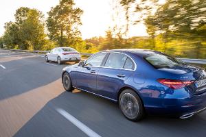 Mercedes EQE 350+ C300e auf Autobahn