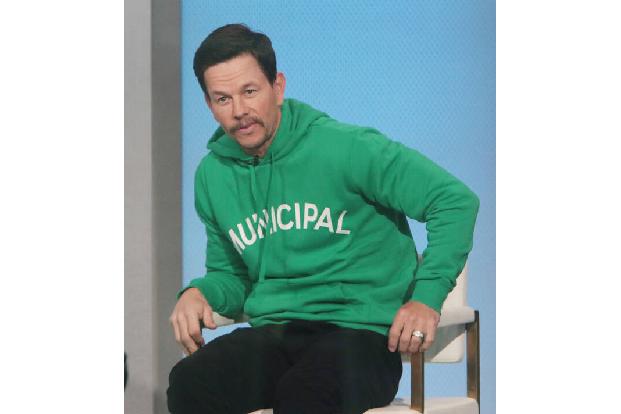 Als nach dem Ausscheiden von Kevin Spacey Szenen des Films 'Alles Geld der Welt' nachgedreht wurden, verkündete Mark Wahlberg öffentlich, dass er und seine Filmpartnerin Michelle Williams dafür nicht bezahlt wurden.
