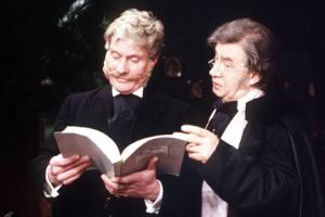 Uwe-Detlev Jessen (r.) als Theaterdirektor Striese im "Oleanderpapagei"