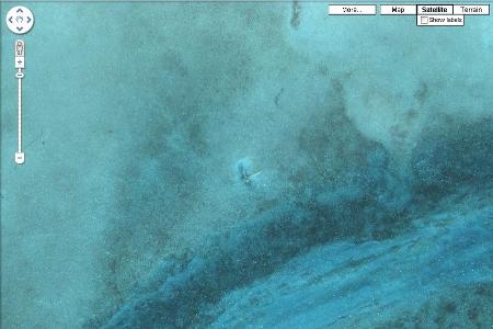 Ein Flugzeugwrack unter Wasser.