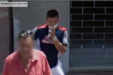 Nach einem Moped-Unfall in Pesaro (Italien) kümmert sich der junge Fahrer um seine Wunden….