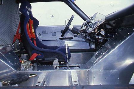 Im Innenraum dominiert blankes Blech.