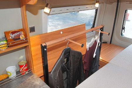 Pössl Summit: Besonderheiten ist zum Beispiel der versenkbare Kleiderschrank unter dem Bett: Die Kleiderstange hebt sich gas...