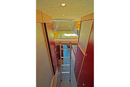 La Strada: Unter dem hohen Ducato-Dach kommt im Bereich der Halbdinette das manuell zu bedienende Hub-Doppelbett unter. Im H...