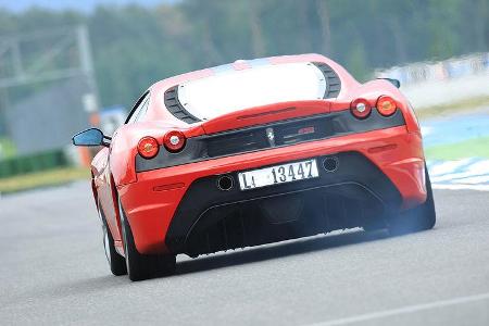 42. Platz: Ferrari 430 Scuderia, Bremsweg aus 100 km/h warm: 32,2 Meter. Bremsscheiben (v.h.): 398/350 (Carbon-Keramik), Rei...