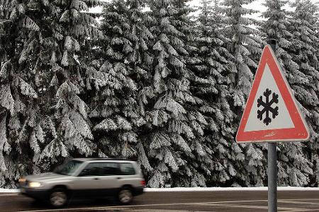 Setzt Schneefall ein, sind Winterreifen das A und O.