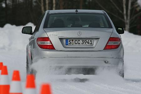 Sommerreifen kommen im Vergleich zu einem Fahrzeug mit Winterpneus in der weißen Pracht erst nach einem mehr als doppelt so ...
