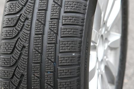 Der Gesetzgeber schreibt bei Reifen eine Mindestprofiltiefe von 1,6 Millimetern vor.