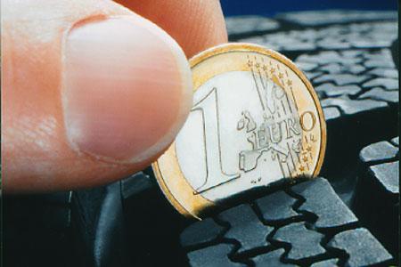 Einfacher Trick: Der goldene Rand einer Ein-Euro-Münze verrät, ob ein Winterreifen noch genügend Profil aufweist.