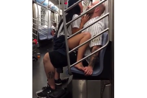 Dieses Paar hat Sex in der U-Bahn