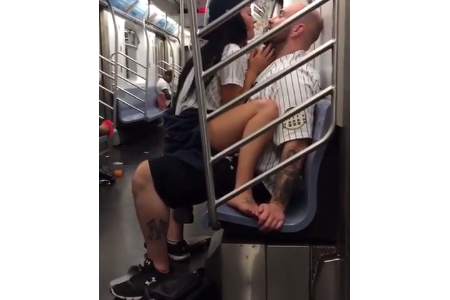 Dieses Paar hat Sex in der U-Bahn