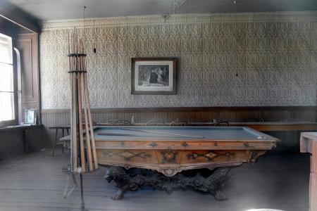 Staubiger Billardtisch im Freilichtmuseum Bodie